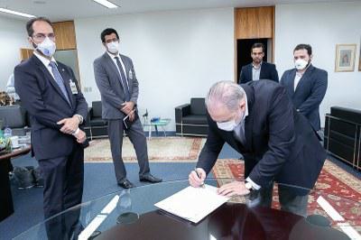 Brazilian Attorney General Augusto Aras signs a settlement agreement between the Ashaninka indigenous community and logging companies.