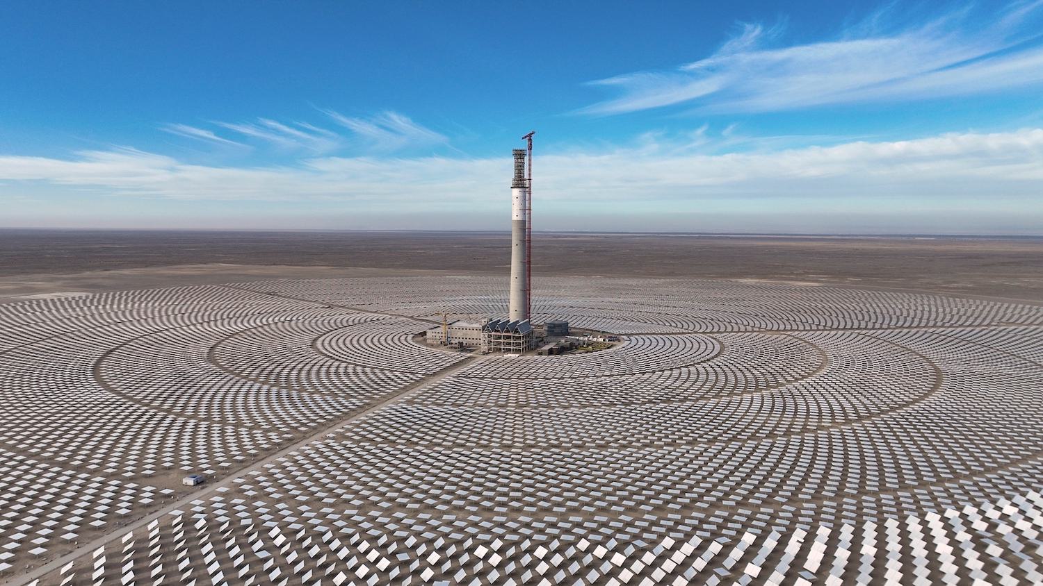 Usina solar térmica em construção em Jiuquan, China, em janeiro de 2024.