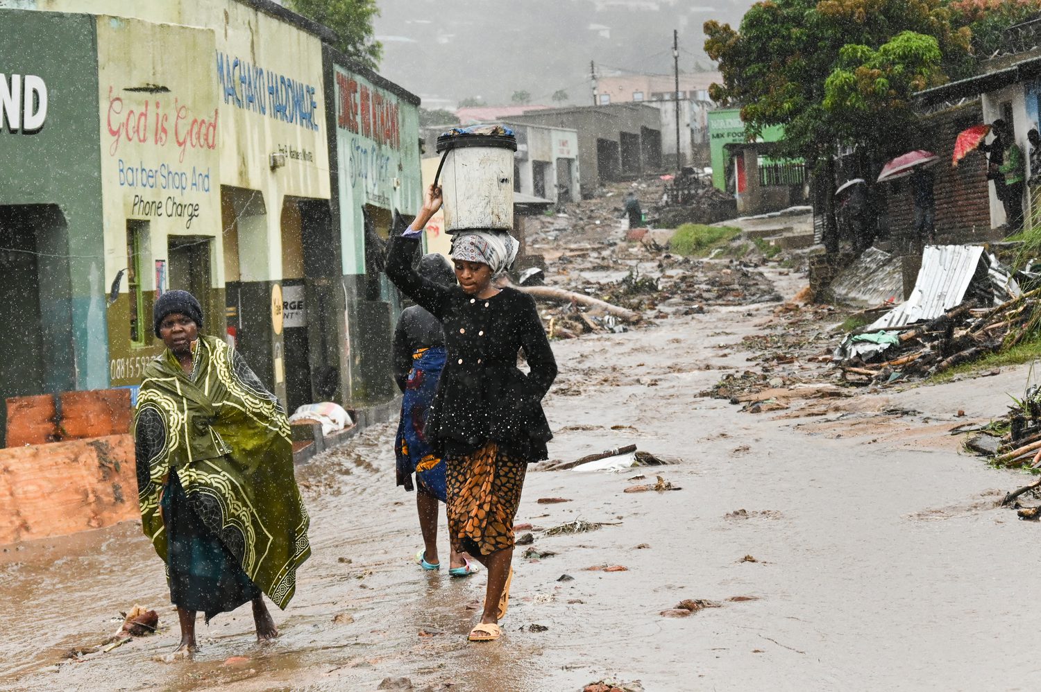 After The Storm Malawi s Farmers Face A Precarious Future Yale E360 after-the-storm-malawi-s-farmers-face-a-precarious-future-yale-e360