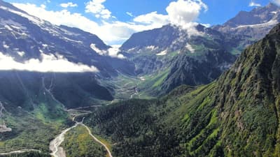 中國西藏雅魯藏布大峽谷,計畫興建大壩的地點。