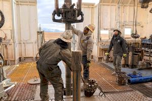 工人們在猶他州比佛縣的一個增強型地熱計畫中準備進行鑽探。