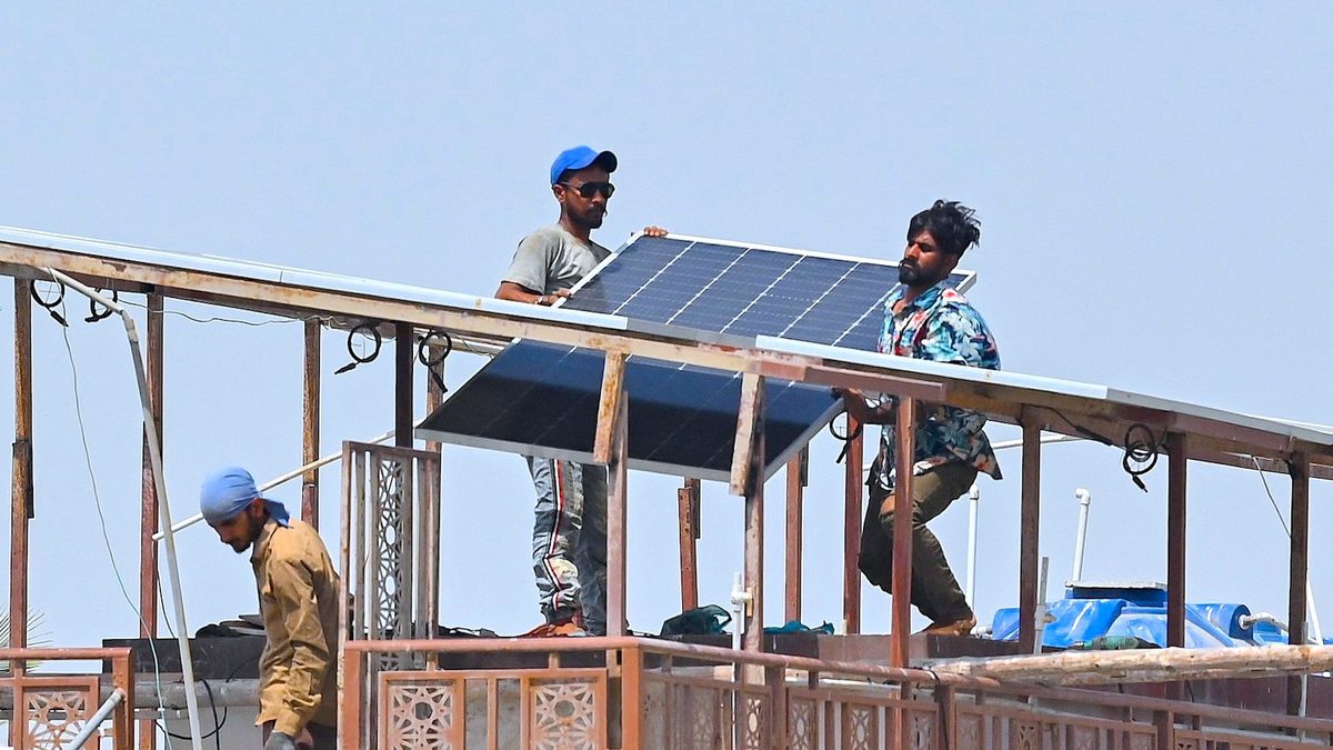 In Pakistan, a Solar Revolution Is Bringing Power to the People