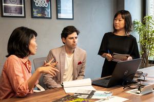 Marcel Gomes (center) with colleagues at Repórter Brasil's offices in São Paulo.