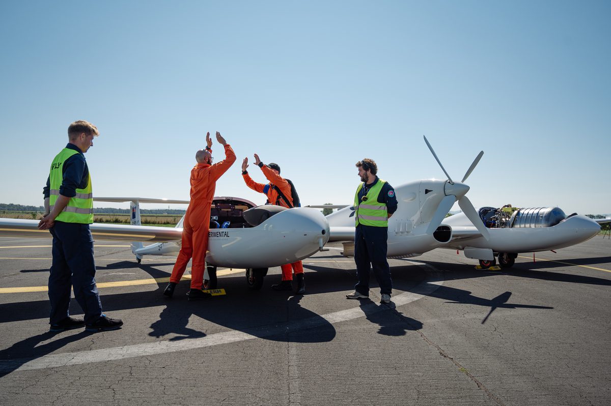 Joseph Risson Flying Green: The Pursuit of Carbon-Neutral Aviation Revs Up - Yale E360
