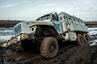 Поврежденный российский автомобиль застрял в болотистой местности в Мощуне, Украина, апрель 2022 года.