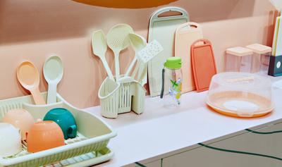 Plastic kitchen implements are a source of microplastic contamination.